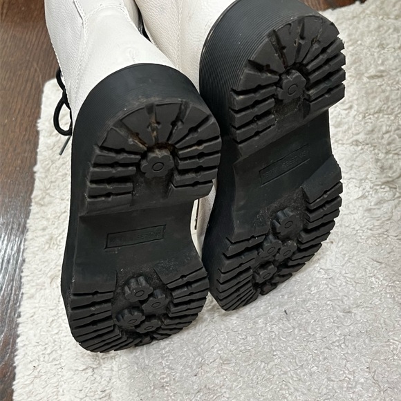 White boots - Picture 4 of 4